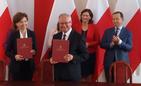 Od lewej (z dokumentami) minister Marlena Maląg i wójt Adamówki Edward Jarmułowicz