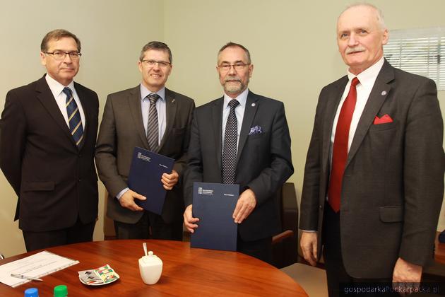 Od lewej Bogdan Ostrowski, dyrektor techniczny PZL Mielec; Janusz Zakręcki, prezes PZL Mielec; prof. Marek Orkisz, rektor Politechniki Rzeszowskiej oraz prof. Leonard Ziemiański, prorektor ds. nauki. Fot. Marian Misiakiewicz