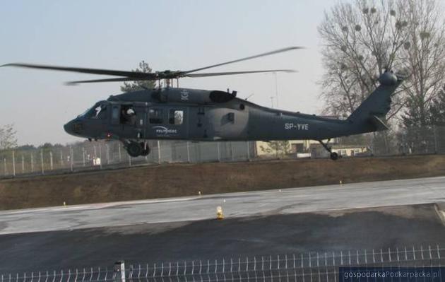 Produkowany w PZL Mielec Black Hawk nad mieleckim lądowiskiem. Fot. Adam Cyło