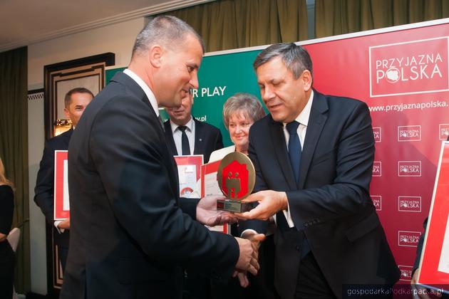 Wójt Tryńczy Ryszard Jędruch odbiera statuetkę z rąk wicepremiera Janusza Piechocińskiego. Fot. Archiwum