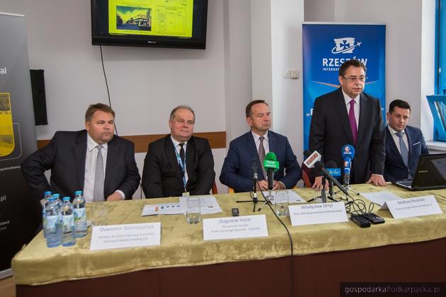 Od lewej: Sławomir Stelmaszczyk (Waimea Holding), Zbigniew Halat (Port Lotniczy), marszałek Władysław Ortyl, prezes Andrzej Rosiński (Waimea Holding S.A.), Piotr Cap (Waimea Holding S.A.). Fot. Tomasz Cupryś