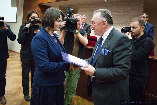 Radna Anna Huk odbiera od przewodniczącego sejmiku Jerzego Borcza zaświadczenie o wyborze