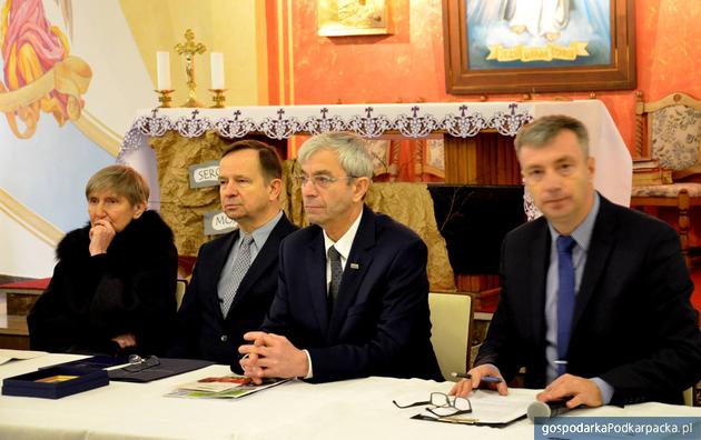 Minister Barbara Fedyszak-Radziejowska; marszałek Władysław Ortyl; Jerzy Chróścikowski, przewodniczący RK NSZZ RI \