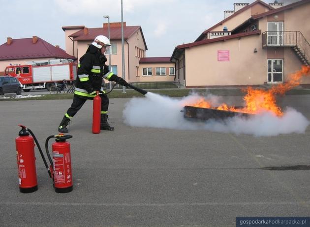 Prezentacja gaśnic z UTC CCS Manufacturing Polska. Fot. OSP w Ropczycach