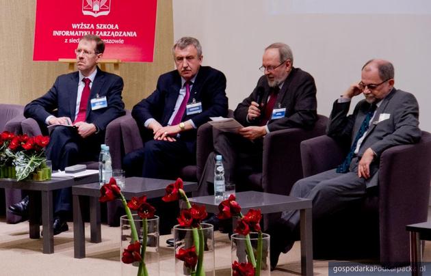 Uczestnicy dyskusji, drugi z lewej prof. Tadeusz Pomianek, fot. WSIiZ