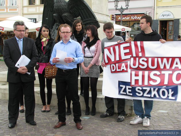 W konferencji wziął udział poseł Kazimierz Moskal. Obok niego w jasnej koszli Marcin Fijołek, fot. Adam Cyło