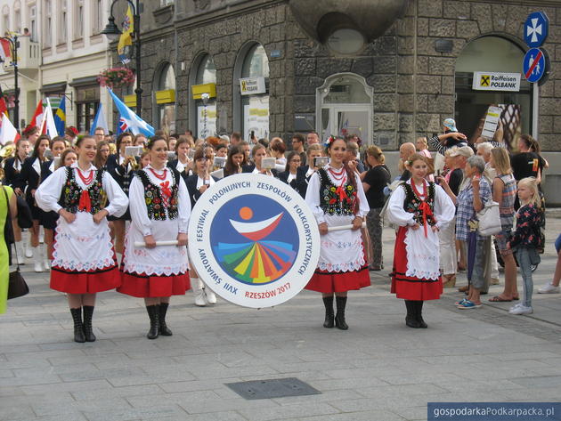 Korowód polonijnych zespołów folklorystycznych w Rzeszowie