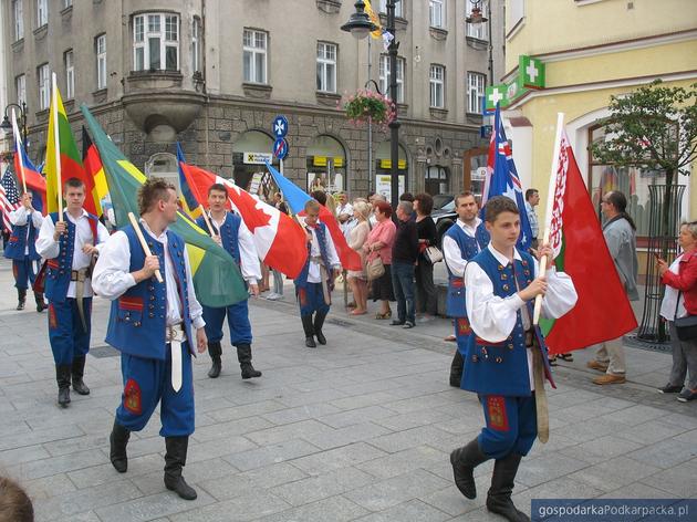 Korowód polonijnych zespołów folklorystycznych w Rzeszowie