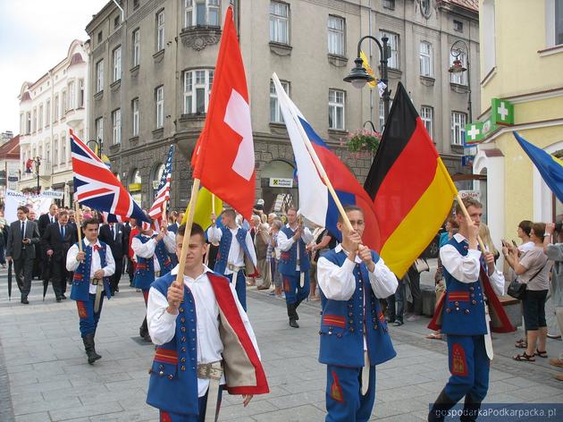 Korowód polonijnych zespołów folklorystycznych w Rzeszowie