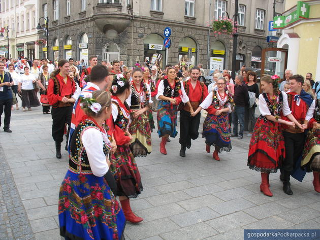 Korowód polonijnych zespołów folklorystycznych w Rzeszowie