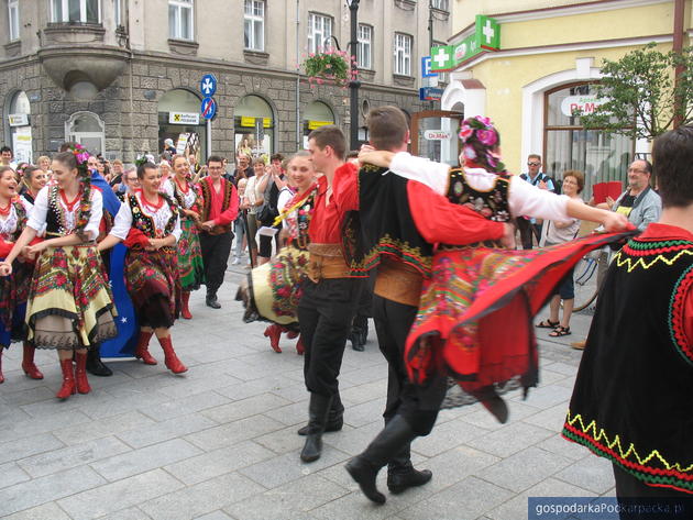 Korowód polonijnych zespołów folklorystycznych w Rzeszowie