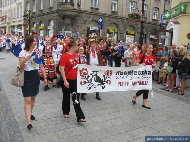 Korowód polonijnych zespołów folklorystycznych w Rzeszowie