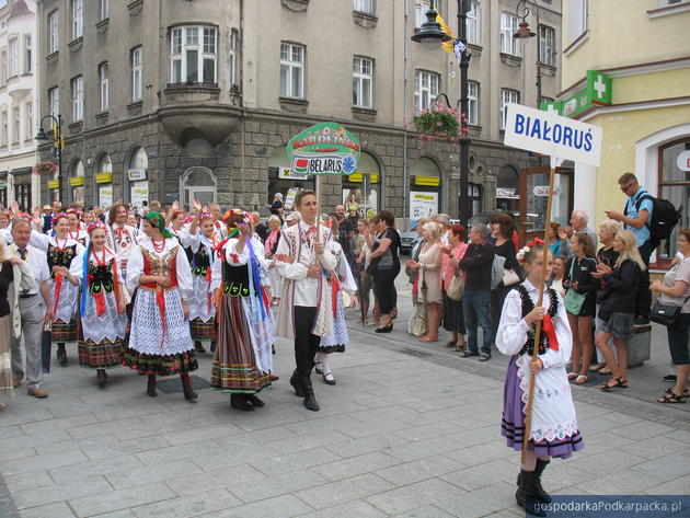 Korowód polonijnych zespołów folklorystycznych w Rzeszowie