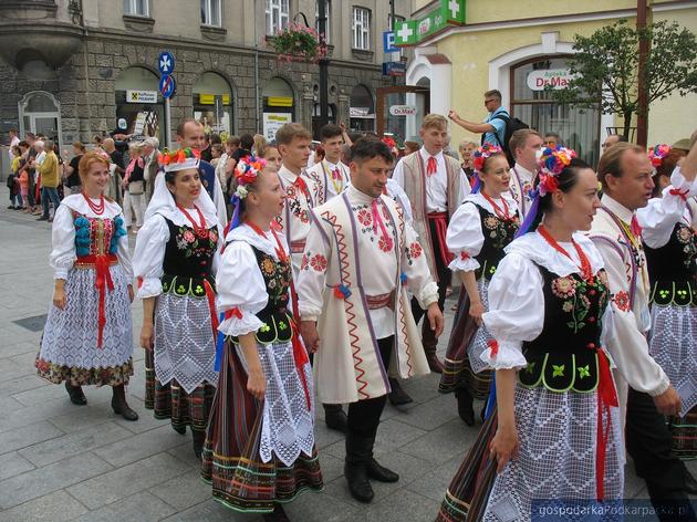 Korowód polonijnych zespołów folklorystycznych w Rzeszowie