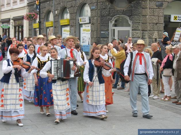 Korowód polonijnych zespołów folklorystycznych w Rzeszowie