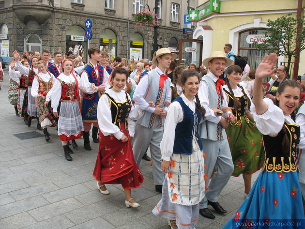 Korowód polonijnych zespołów folklorystycznych w Rzeszowie