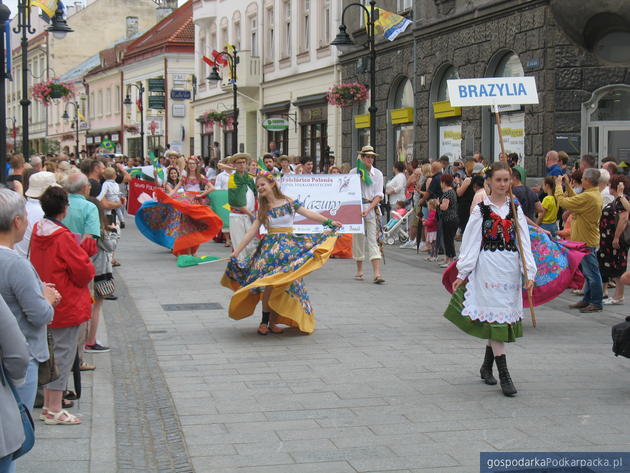 Korowód polonijnych zespołów folklorystycznych w Rzeszowie