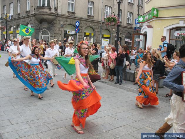 Korowód polonijnych zespołów folklorystycznych w Rzeszowie