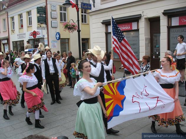 Korowód polonijnych zespołów folklorystycznych w Rzeszowie