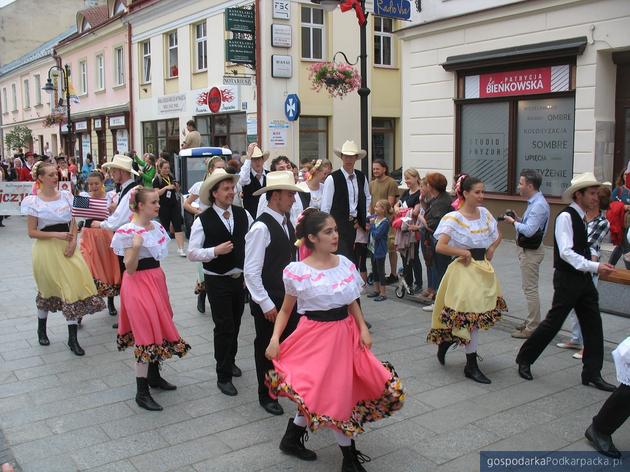 Korowód polonijnych zespołów folklorystycznych w Rzeszowie