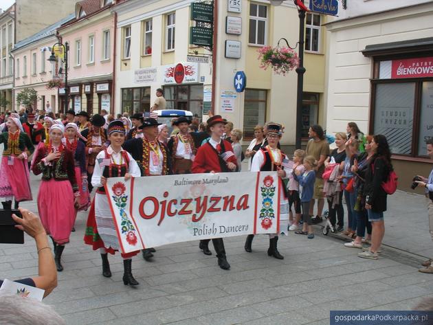 Korowód polonijnych zespołów folklorystycznych w Rzeszowie