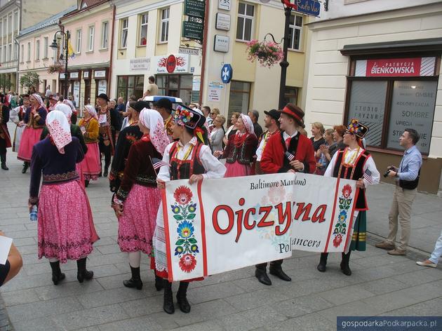 Korowód polonijnych zespołów folklorystycznych w Rzeszowie