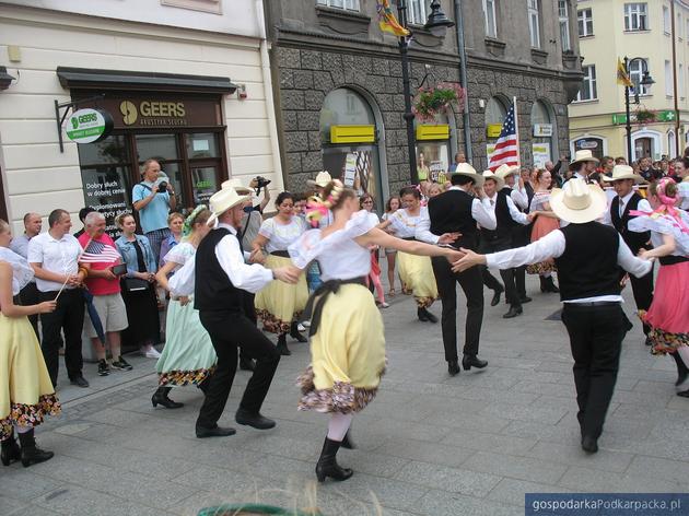 Korowód polonijnych zespołów folklorystycznych w Rzeszowie