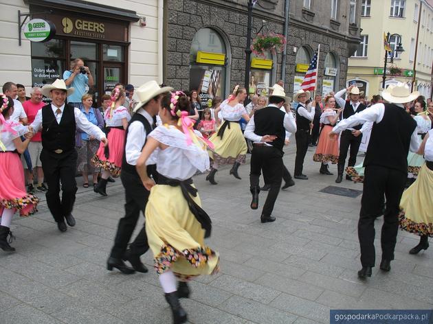 Korowód polonijnych zespołów folklorystycznych w Rzeszowie