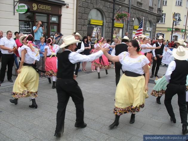 Korowód polonijnych zespołów folklorystycznych w Rzeszowie