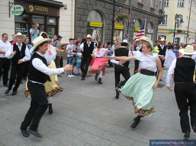 Korowód polonijnych zespołów folklorystycznych w Rzeszowie