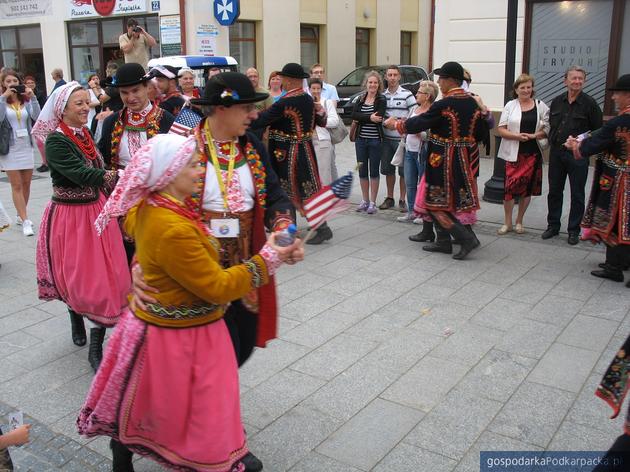 Korowód polonijnych zespołów folklorystycznych w Rzeszowie