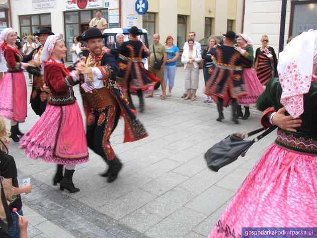 Korowód polonijnych zespołów folklorystycznych w Rzeszowie