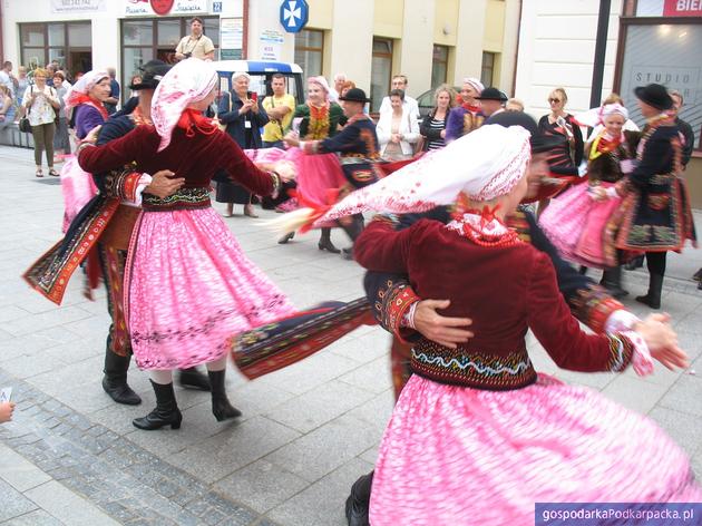 Korowód polonijnych zespołów folklorystycznych w Rzeszowie