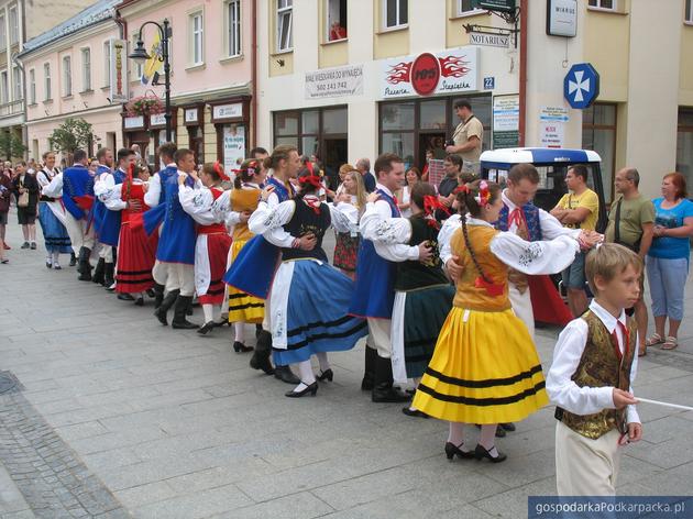 Korowód polonijnych zespołów folklorystycznych w Rzeszowie