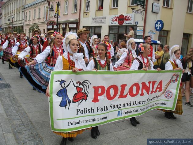 Korowód polonijnych zespołów folklorystycznych w Rzeszowie