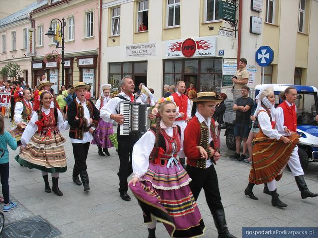 Korowód polonijnych zespołów folklorystycznych w Rzeszowie