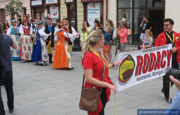 Korowód polonijnych zespołów folklorystycznych w Rzeszowie