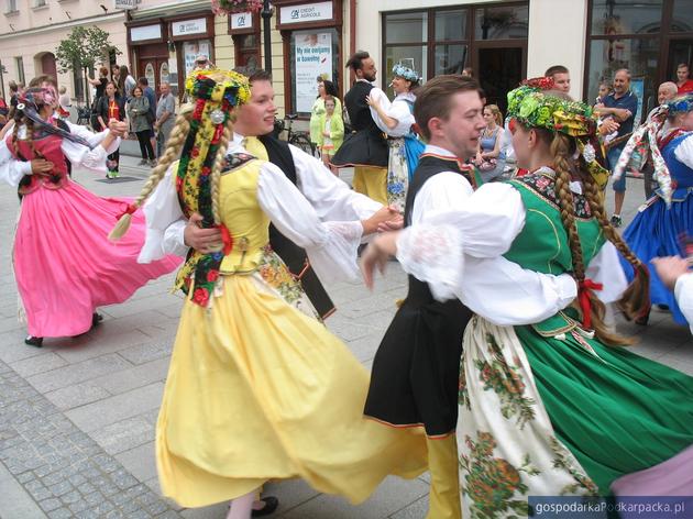 Korowód polonijnych zespołów folklorystycznych w Rzeszowie