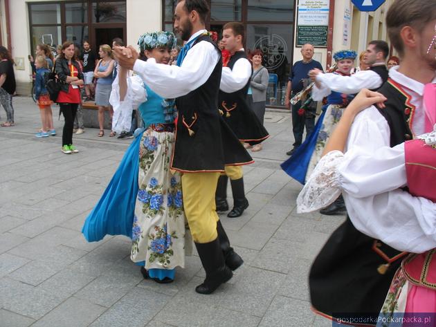 Korowód polonijnych zespołów folklorystycznych w Rzeszowie