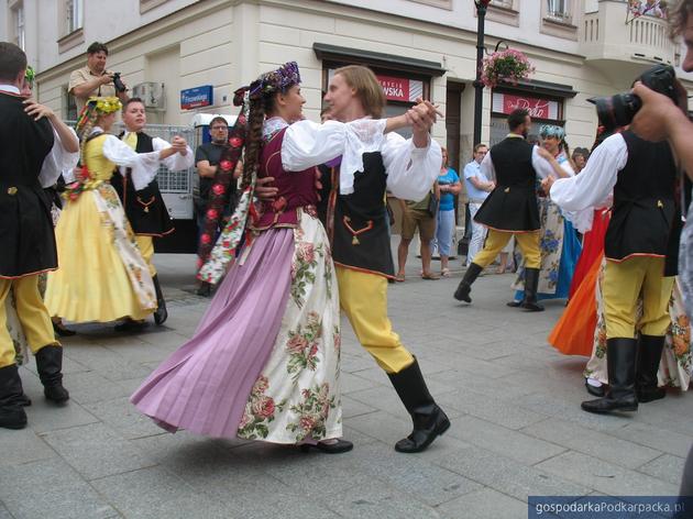 Korowód polonijnych zespołów folklorystycznych w Rzeszowie