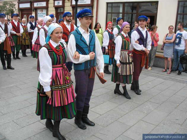 Korowód polonijnych zespołów folklorystycznych w Rzeszowie