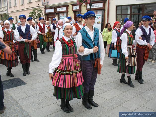 Korowód polonijnych zespołów folklorystycznych w Rzeszowie