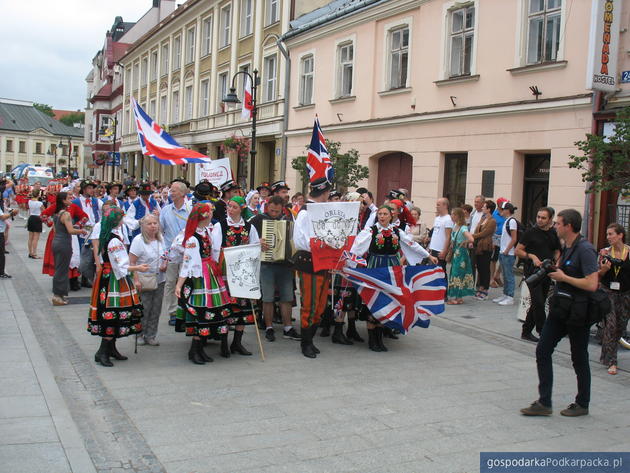 Korowód polonijnych zespołów folklorystycznych w Rzeszowie