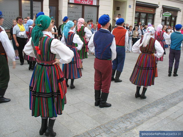 Korowód polonijnych zespołów folklorystycznych w Rzeszowie