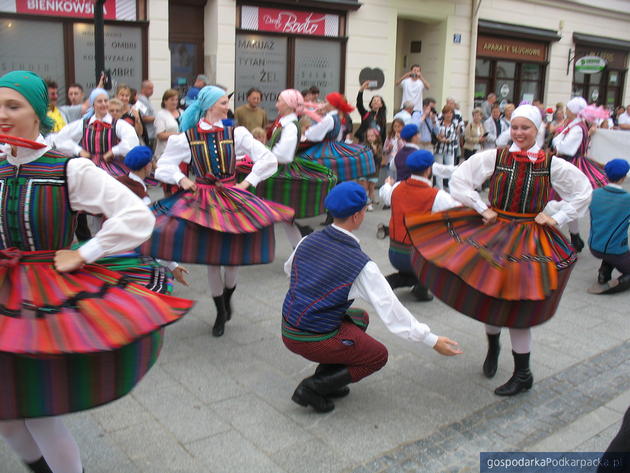 Korowód polonijnych zespołów folklorystycznych w Rzeszowie