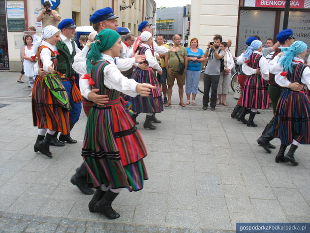 Korowód polonijnych zespołów folklorystycznych w Rzeszowie