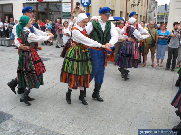 Korowód polonijnych zespołów folklorystycznych w Rzeszowie