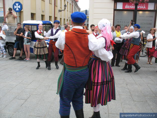 Korowód polonijnych zespołów folklorystycznych w Rzeszowie