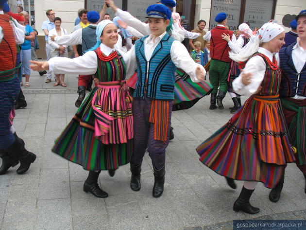 Korowód polonijnych zespołów folklorystycznych w Rzeszowie