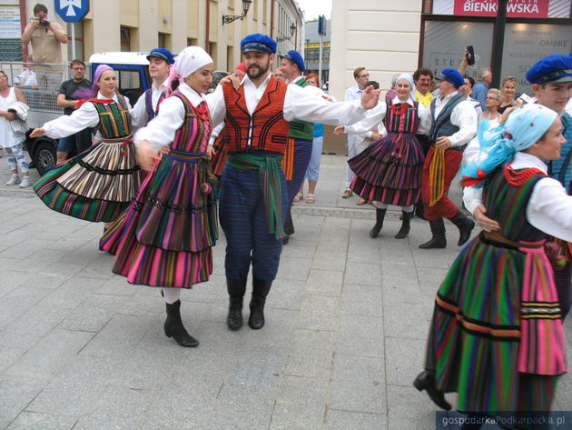 Korowód polonijnych zespołów folklorystycznych w Rzeszowie